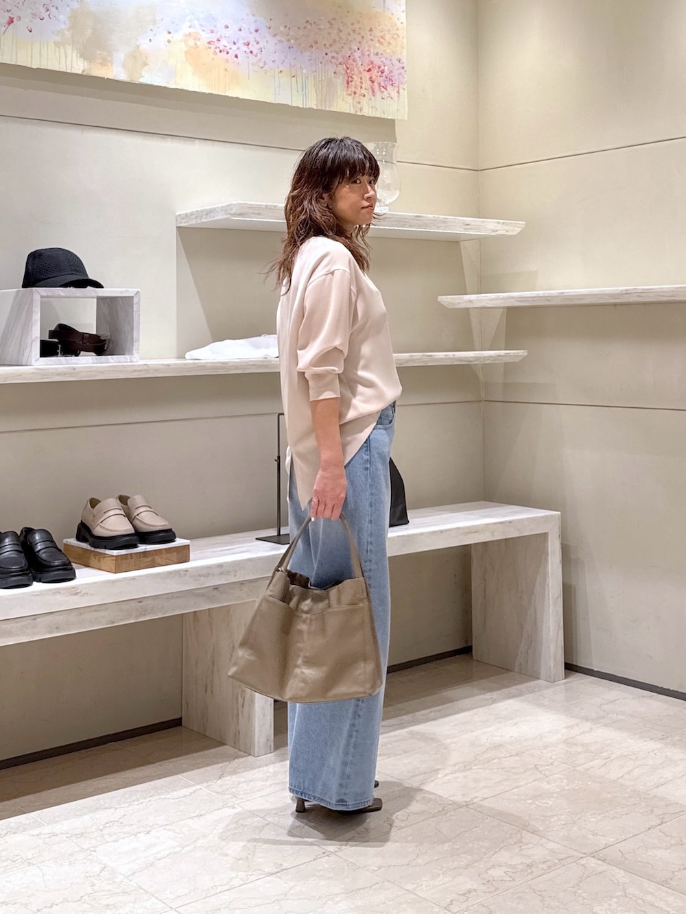 ブラウン系のサンダル、ブラウン系のトートバッグ、ベージュ系のシャツ/ブラウスを着用したレディースの春コーディネートの2枚目の写真