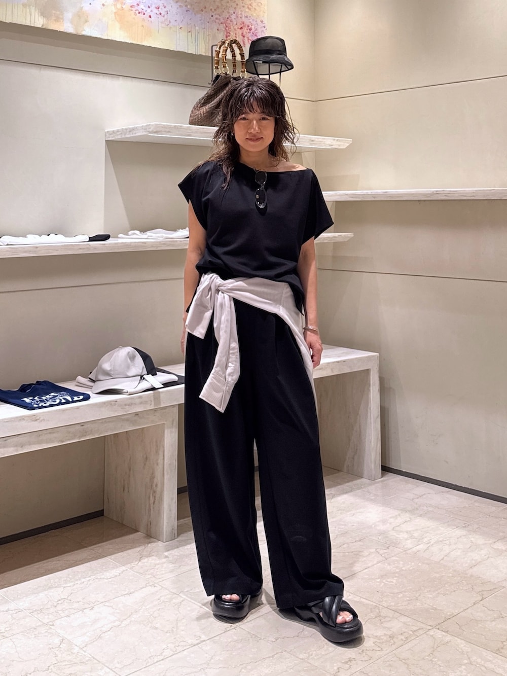 ブラック系のその他パンツ、ブラック系のサンダル、グレー系のシャツ/ブラウスを着用したレディースの夏コーディネートの3枚目の写真