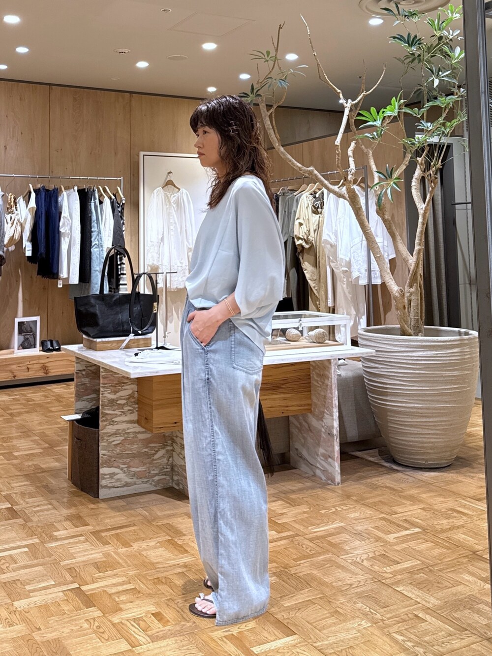 ブルー系のシャツ/ブラウス、ブラウン系のその他シューズ、ブルー系のその他パンツを着用したレディースの夏コーディネートの2枚目の写真