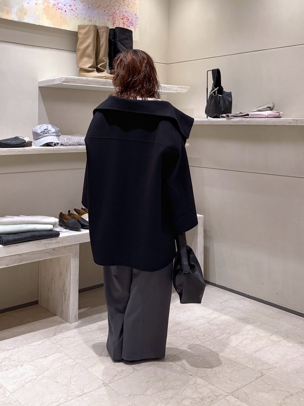 ホワイト系のシャツ/ブラウス、グレー系のその他パンツ、ブラック系のブーツを着用したレディースの秋コーディネートの4枚目の写真