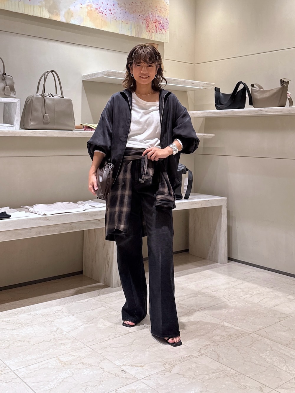 ブルー系のシャツ/ブラウス、ブラック系のデニムパンツ、ホワイト系のTシャツ/カットソーを着用したレディースの夏コーディネートの4枚目の写真