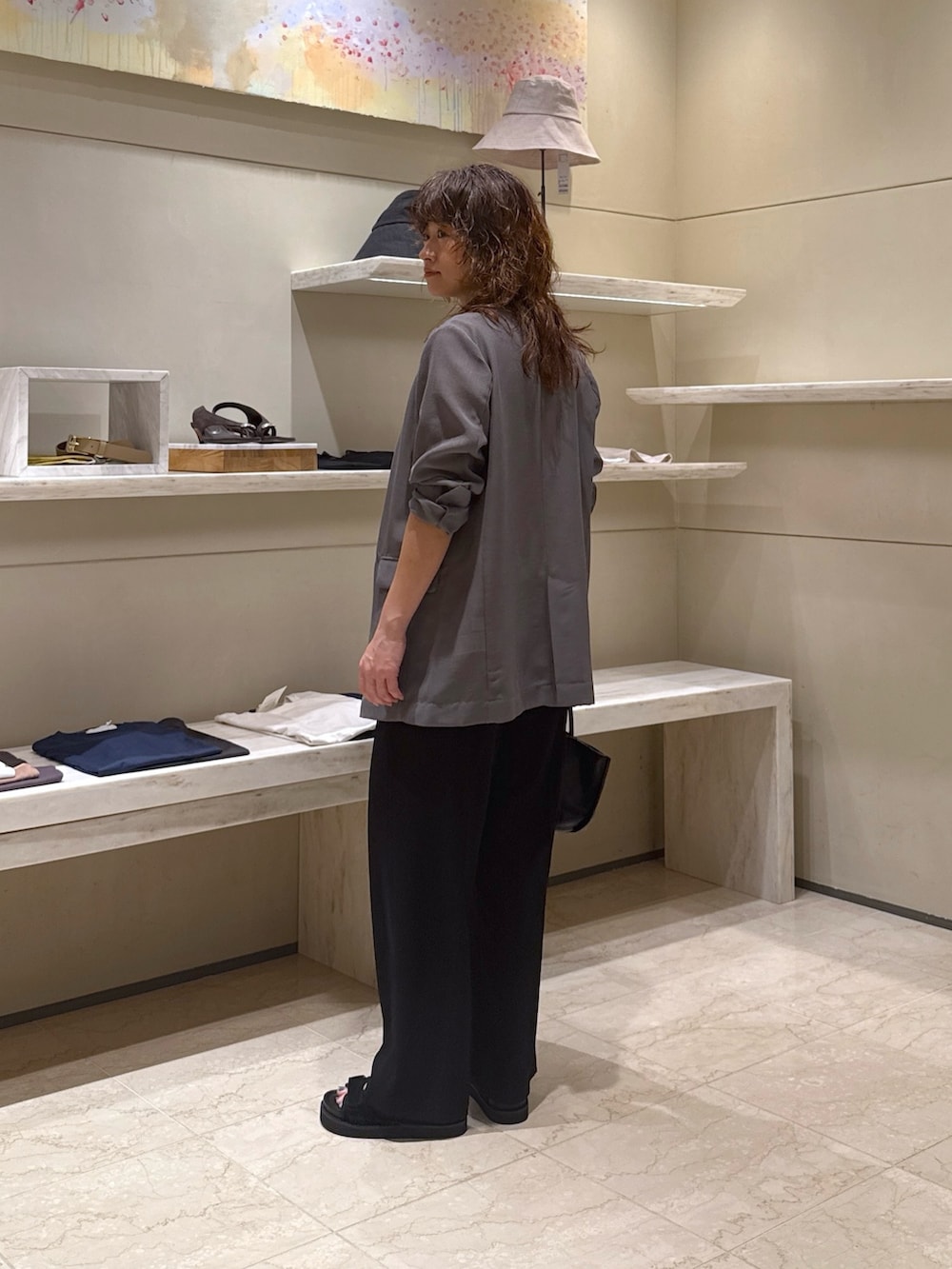 ブラック系のTシャツ/カットソー、ブラック系のその他パンツ、ブラック系のサンダルを着用したレディースの春コーディネートの3枚目の写真