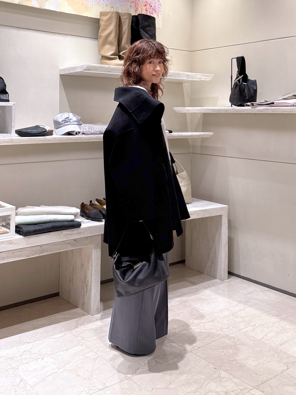 ホワイト系のシャツ/ブラウス、グレー系のその他パンツ、ブラック系のブーツを着用したレディースの秋コーディネートの3枚目の写真