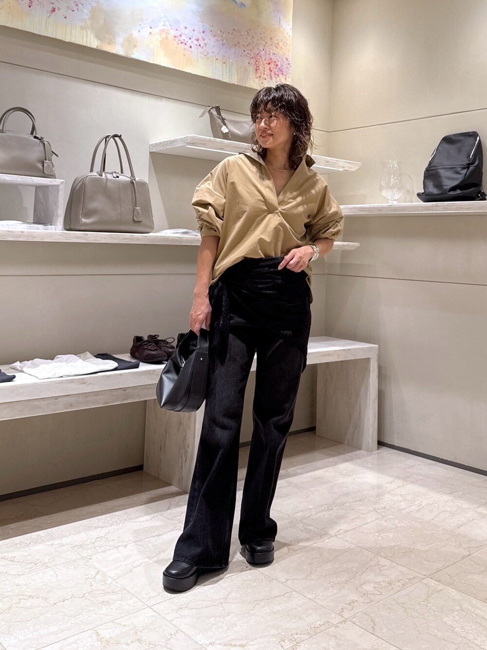 ベージュ系のシャツ/ブラウス、ブラック系のデニムパンツ、ブラック系のその他シューズを着用したレディースの秋コーディネートの3枚目の写真