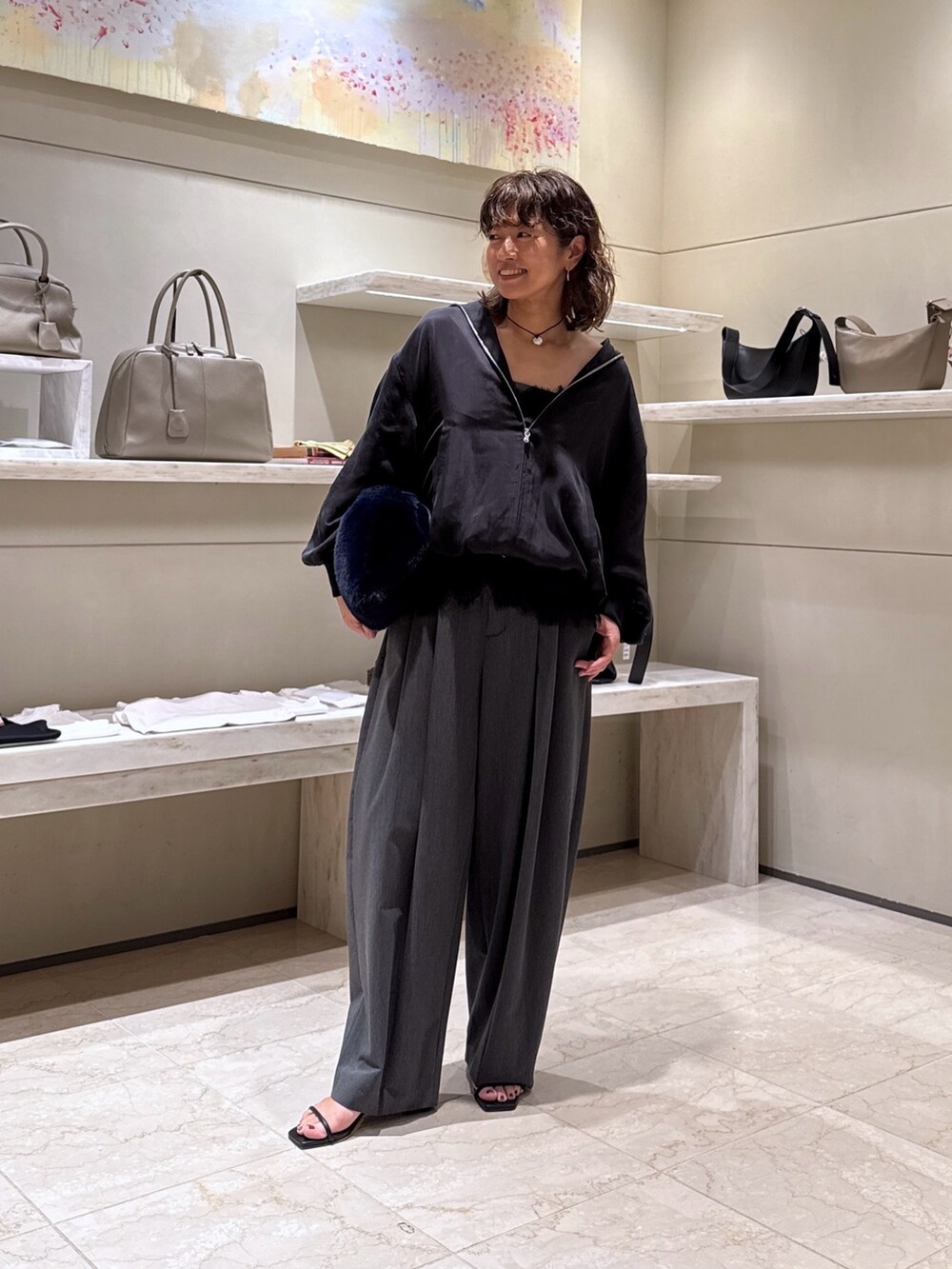 グレー系のその他パンツ、ブラック系のサンダル、ブルー系のトートバッグを着用したレディースの夏コーディネートの4枚目の写真