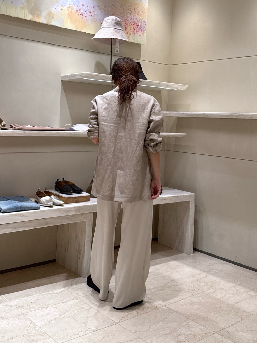 ベージュ系のその他パンツ、ブラウン系のサンダル、ホワイト系のその他アウターを着用したレディースの春コーディネートの3枚目の写真