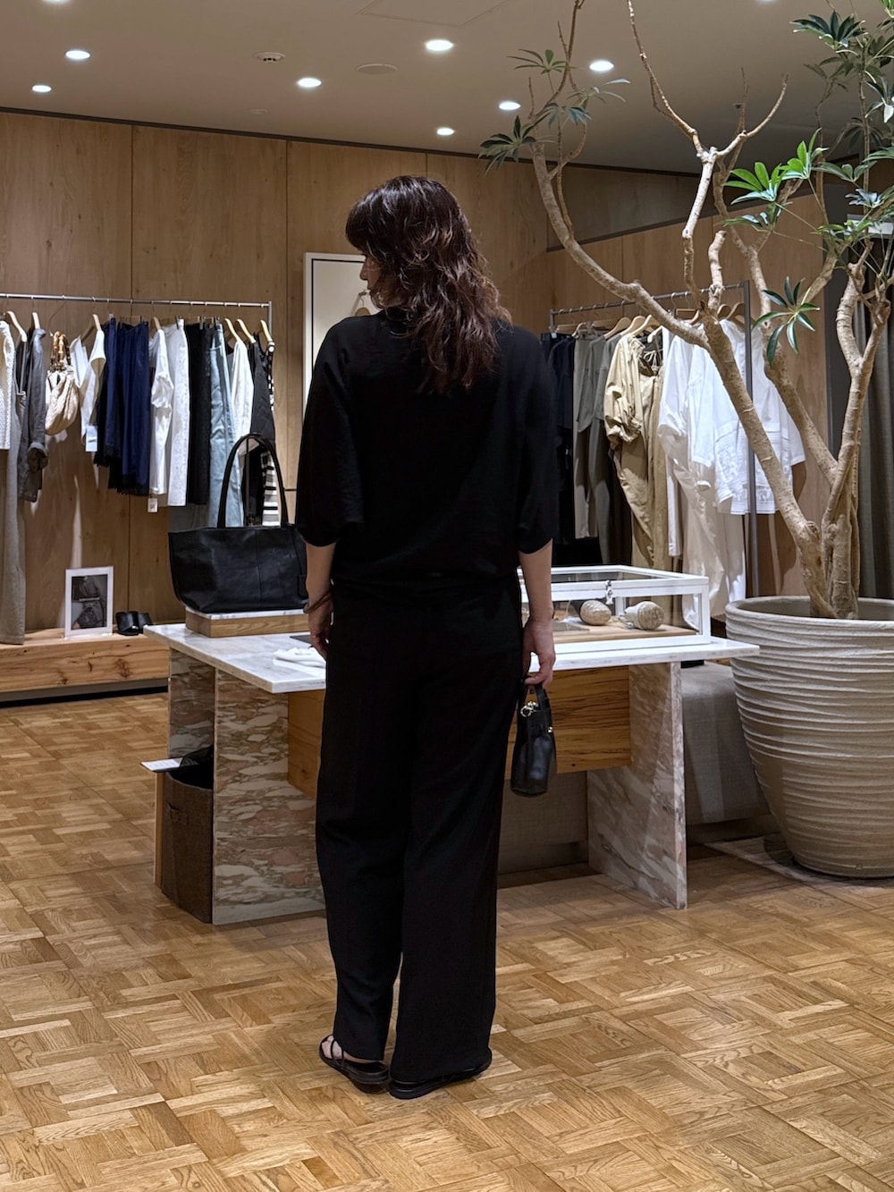 ブラック系のシャツ/ブラウス、ブラック系のその他パンツ、ブラック系のショルダーバッグを着用したレディースの夏コーディネートの3枚目の写真