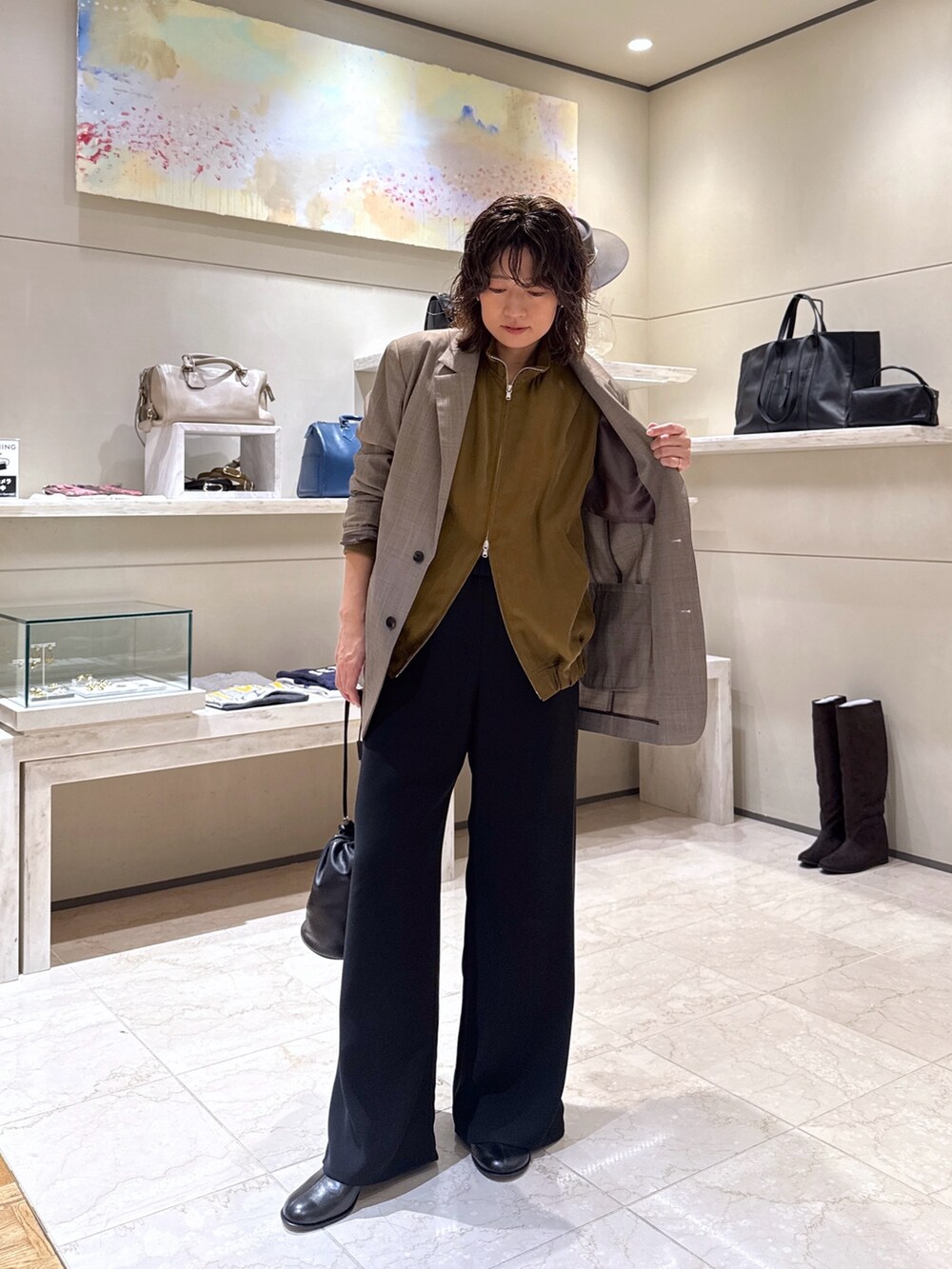 ブラック系のその他パンツ、ブラック系のトートバッグ、ブラック系のその他シューズを着用したレディースの秋コーディネートの2枚目の写真