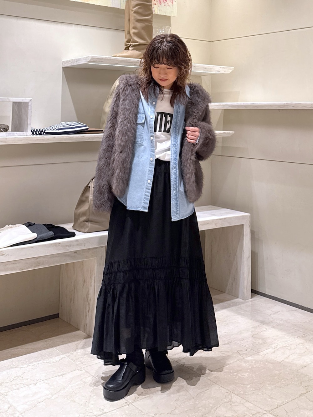 ホワイト系のTシャツ/カットソー、ブルー系のシャツ/ブラウス、グレー系のベストを着用したレディースの冬コーディネートの3枚目の写真