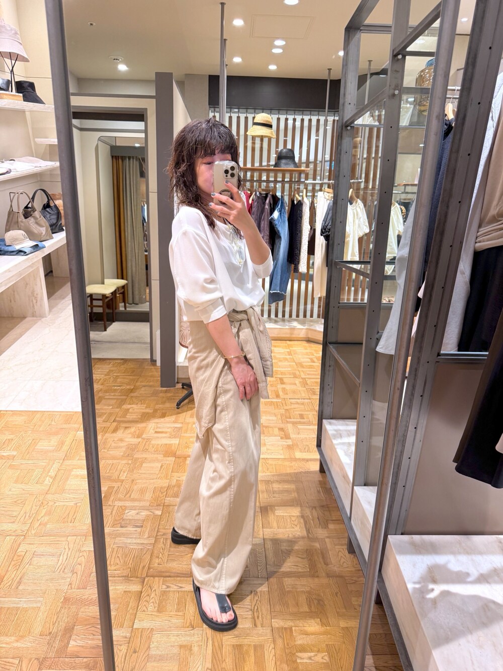 ベージュ系のシャツ/ブラウス、ベージュ系のその他パンツ、ブラック系のショルダーバッグを着用したレディースの春コーディネートの3枚目の写真