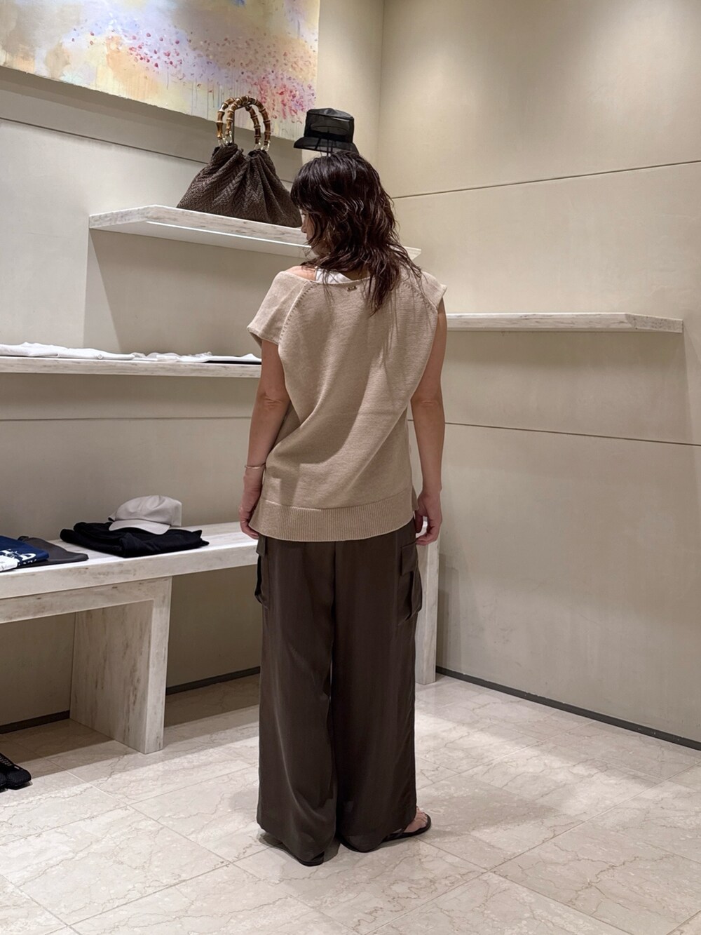 ホワイト系のキャミソール、ブラック系のその他シューズ、ブラウン系のその他パンツを着用したレディースの春コーディネートの3枚目の写真