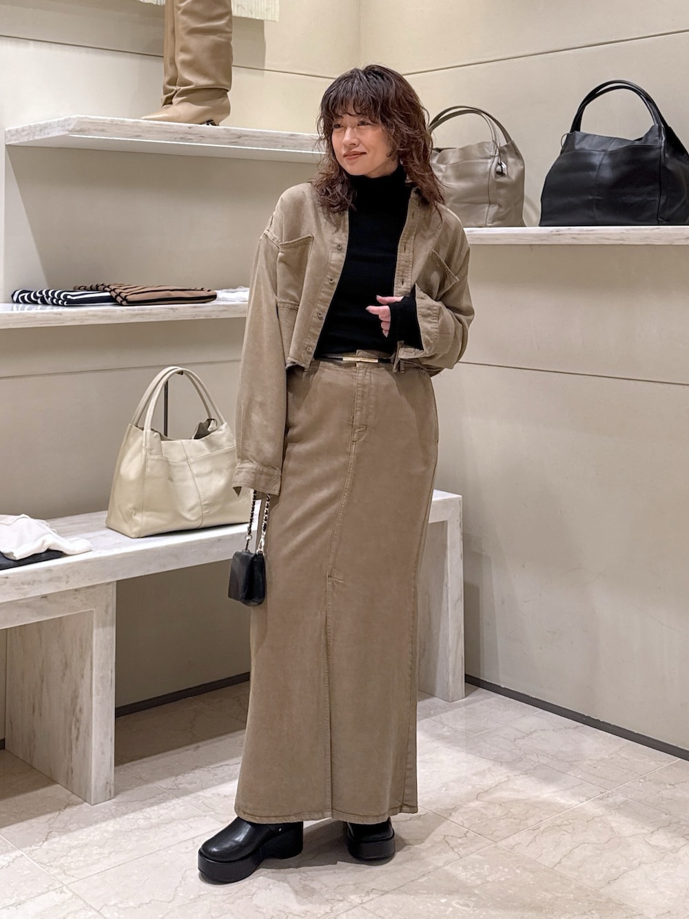 ブラック系のTシャツ/カットソー、グリーン系のシャツ/ブラウス、グリーン系のスカートを着用したレディースの冬コーディネートの2枚目の写真