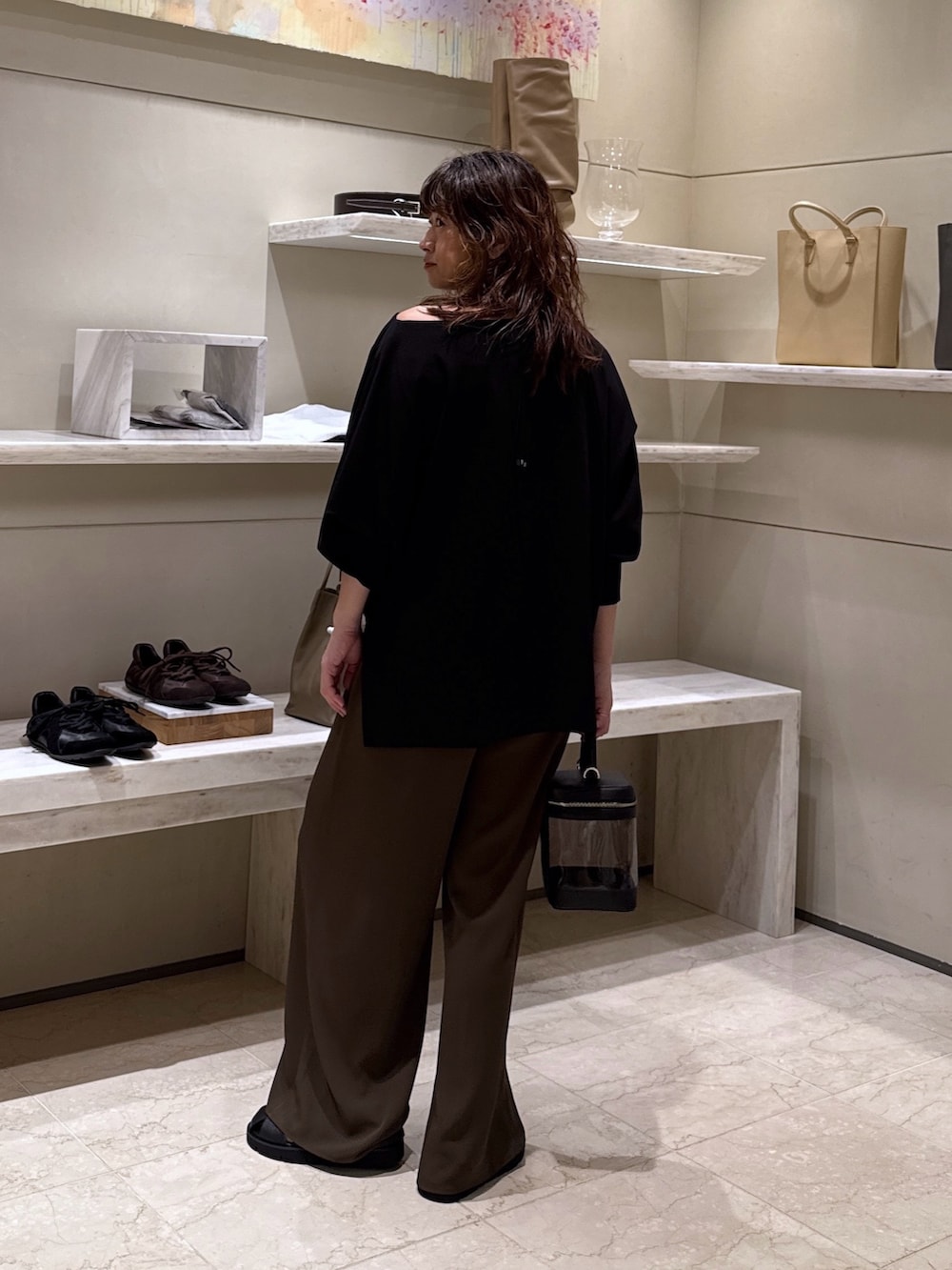 ブラウン系のその他パンツ、ブラック系のサンダル、ブラック系のショルダーバッグを着用したレディースの春コーディネートの3枚目の写真