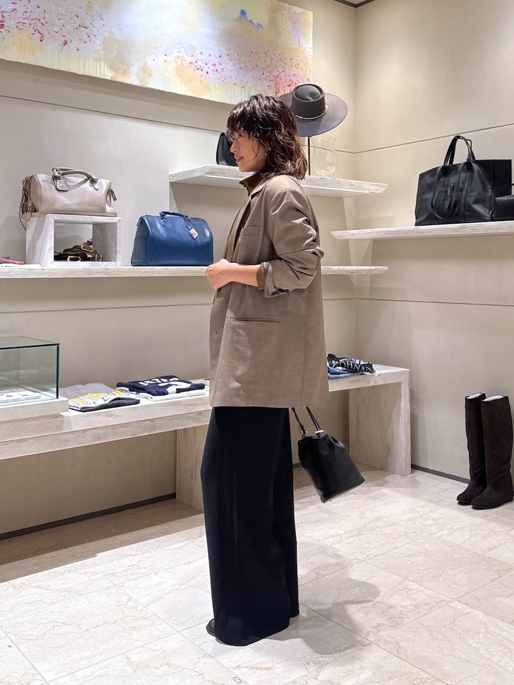 ブラック系のその他パンツ、ブラック系のトートバッグ、ブラック系のその他シューズを着用したレディースの秋コーディネートの3枚目の写真
