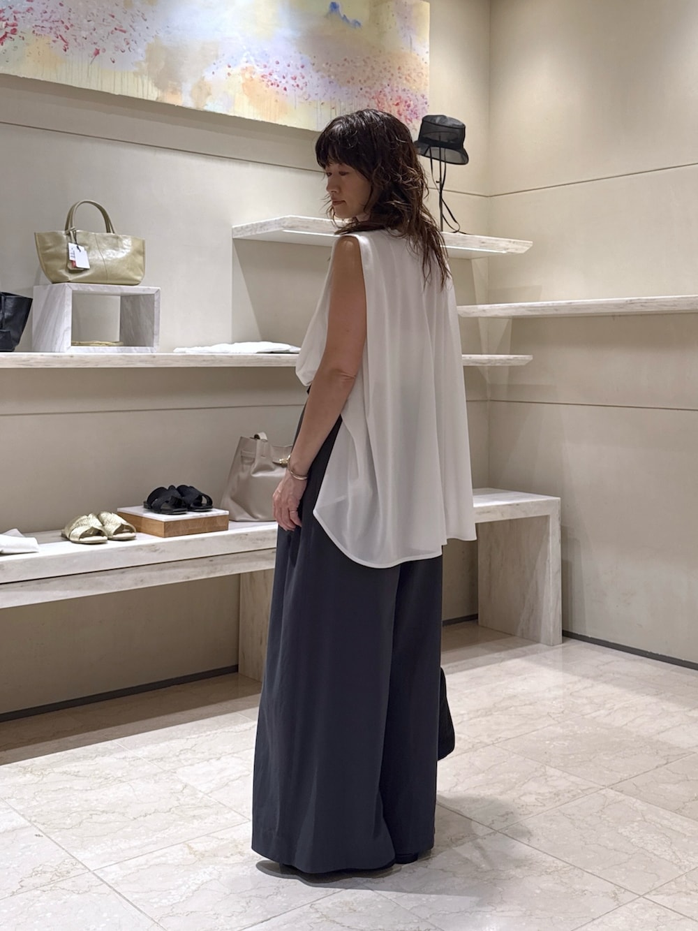 グレー系のその他パンツ、ブラック系のトートバッグ、ホワイト系のTシャツ/カットソーを着用したレディースの夏コーディネートの2枚目の写真