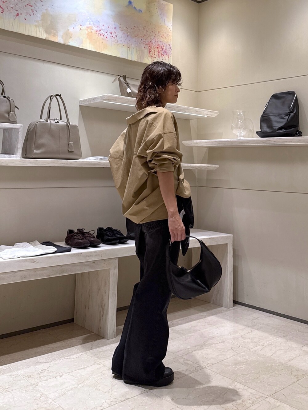 ベージュ系のシャツ/ブラウス、ブラック系のデニムパンツ、ブラック系のその他シューズを着用したレディースの秋コーディネートの2枚目の写真