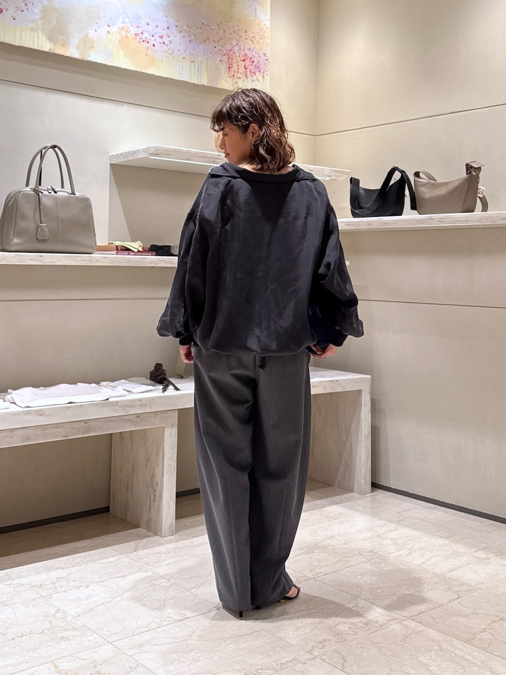 グレー系のその他パンツ、ブラック系のサンダル、ブルー系のトートバッグを着用したレディースの夏コーディネートの3枚目の写真