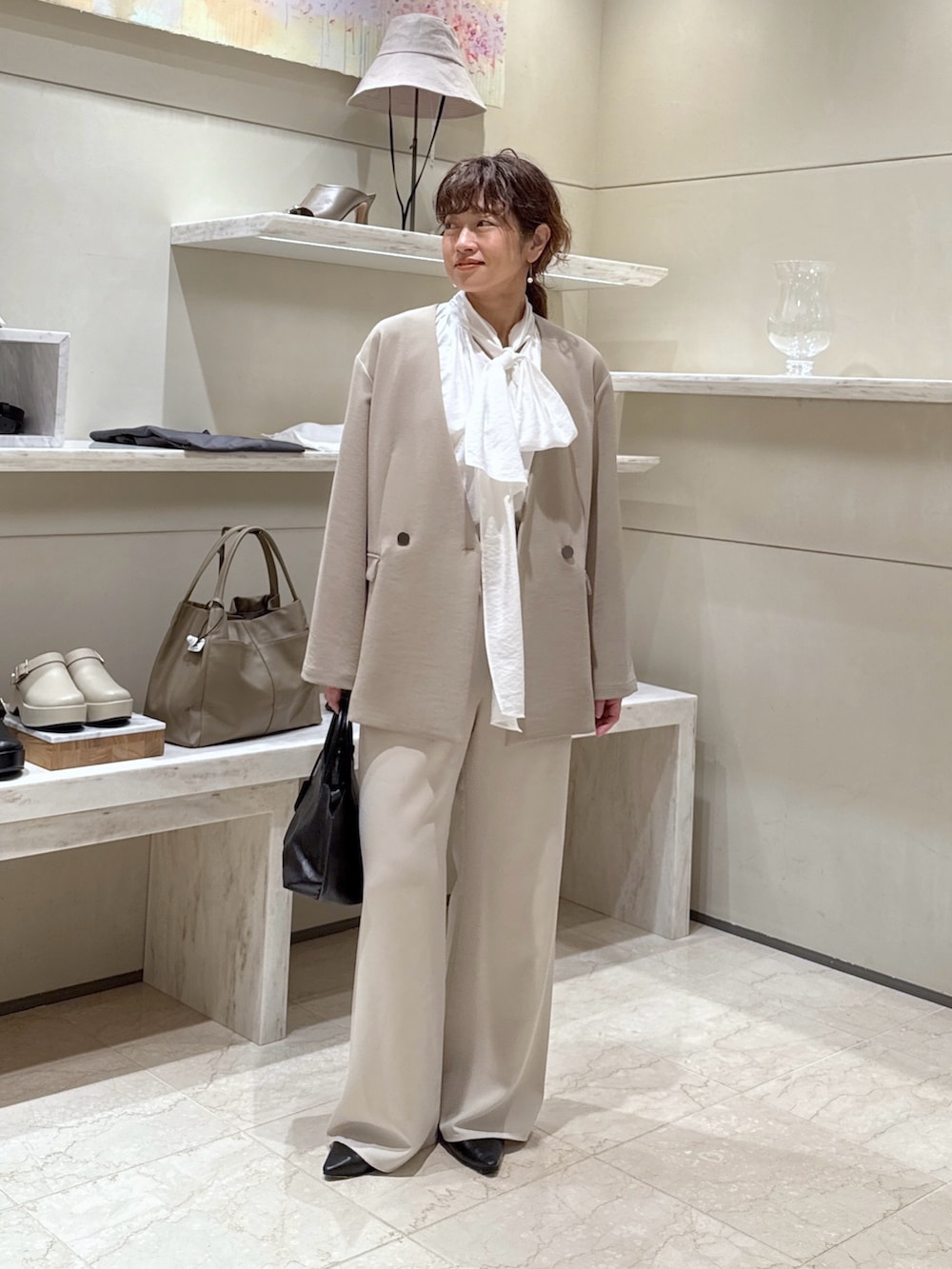 ベージュ系のその他アウター、ベージュ系のその他パンツ、ブラック系のスリッポンを着用したレディースの春コーディネートの2枚目の写真