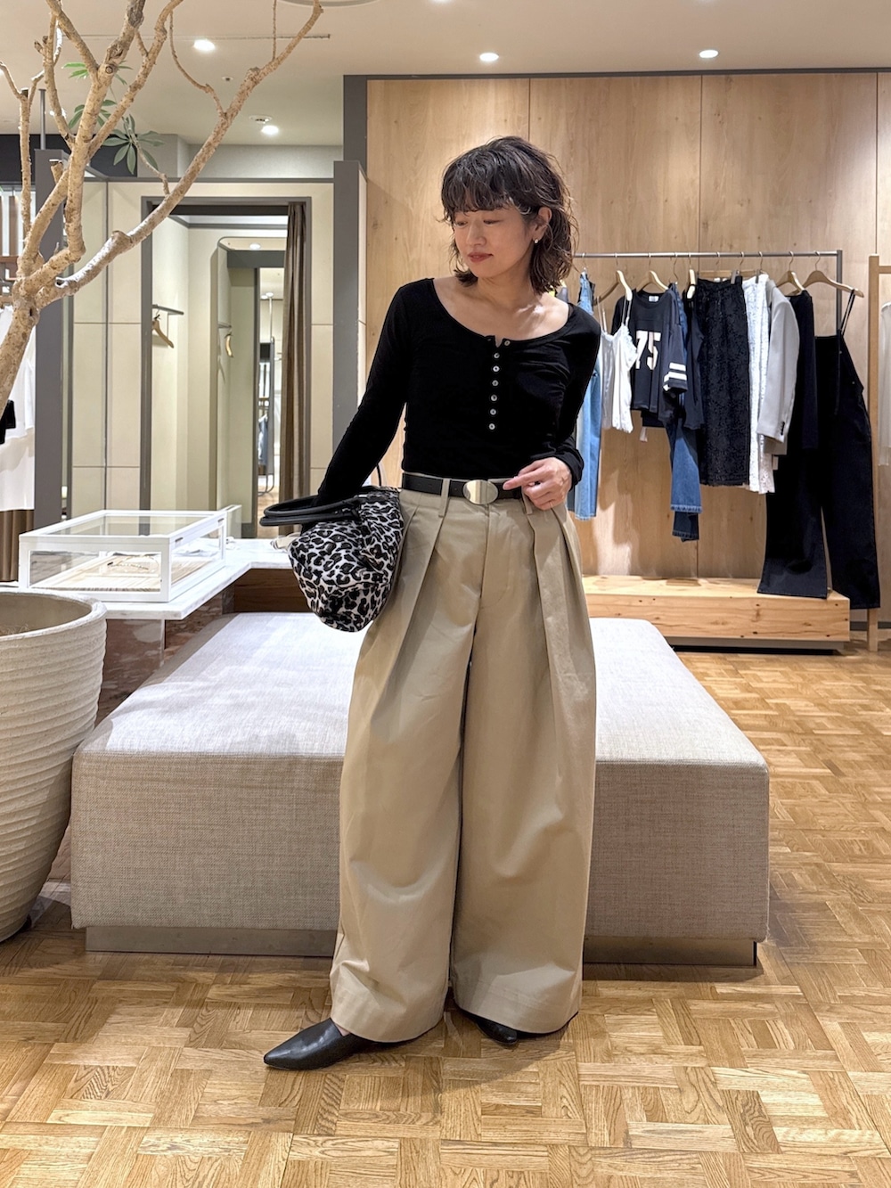 ブラック系のTシャツ/カットソー、ベージュ系のその他パンツ、ブラック系のトートバッグを着用したレディースの夏コーディネートの4枚目の写真