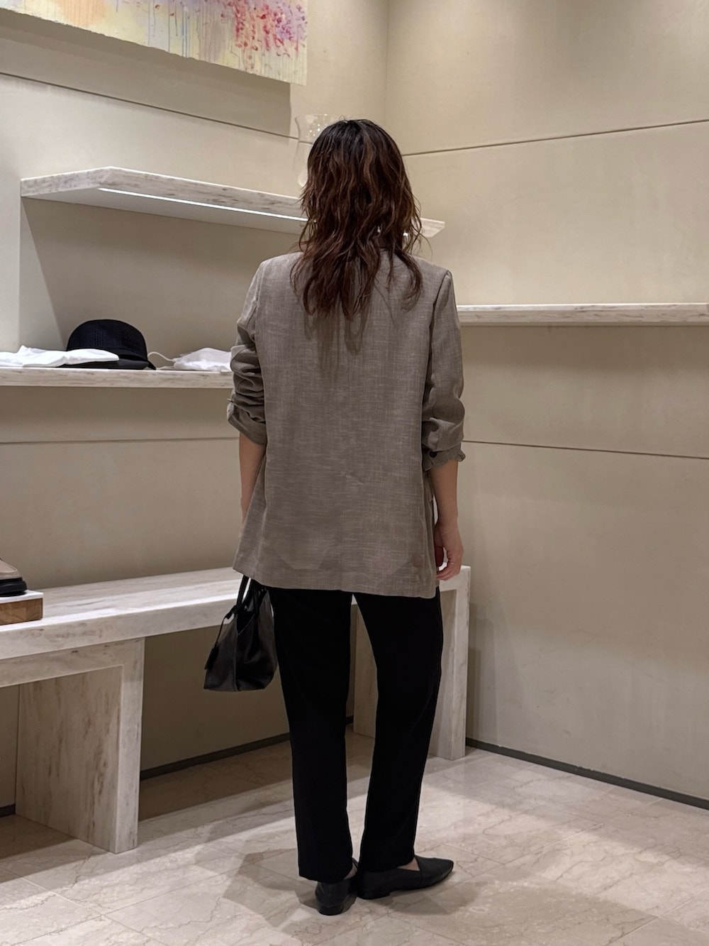 ホワイト系のシャツ/ブラウス、ブラック系のテーラードジャケット、ブラック系のスリッポンを着用したレディースの春コーディネートの3枚目の写真