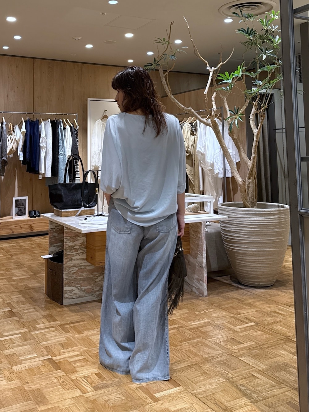 ブルー系のシャツ/ブラウス、ブラウン系のその他シューズ、ブルー系のその他パンツを着用したレディースの夏コーディネートの3枚目の写真