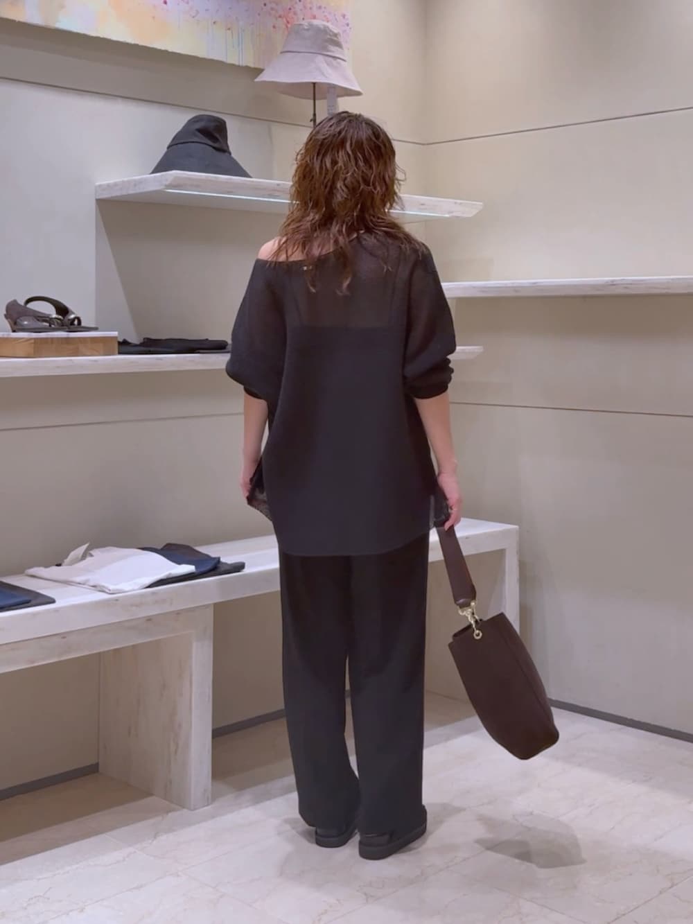 ブラック系のニット/セーター、ブラック系のその他パンツ、ブラック系のサンダルを着用したレディースの春コーディネートの3枚目の写真