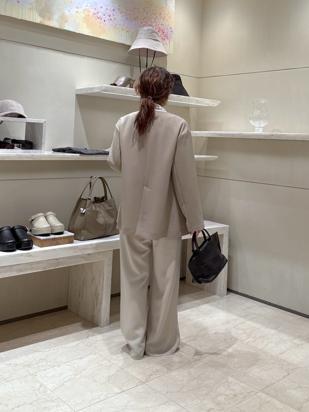 ベージュ系のその他アウター、ベージュ系のその他パンツ、ブラック系のスリッポンを着用したレディースの春コーディネートの3枚目の写真