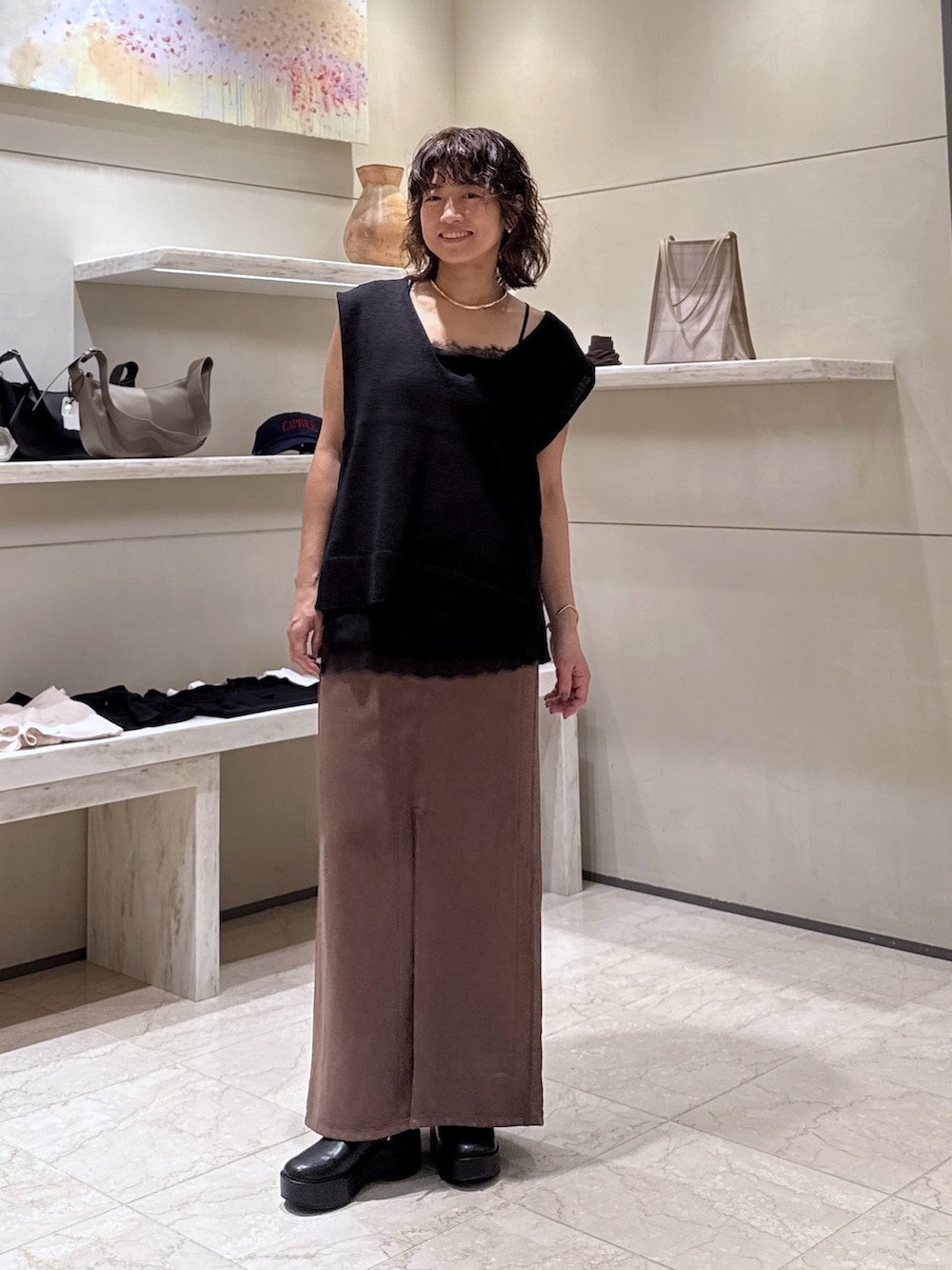 ブラック系のシャツ/ブラウス、ブラウン系のスカート、ブラック系のその他シューズを着用したレディースの夏コーディネートの3枚目の写真