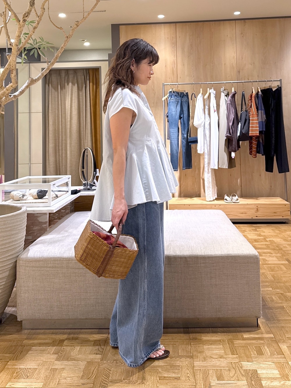 ブルー系のシャツ/ブラウス、ブルー系のデニムパンツ、ブラウン系のその他シューズを着用したレディースの夏コーディネートの3枚目の写真
