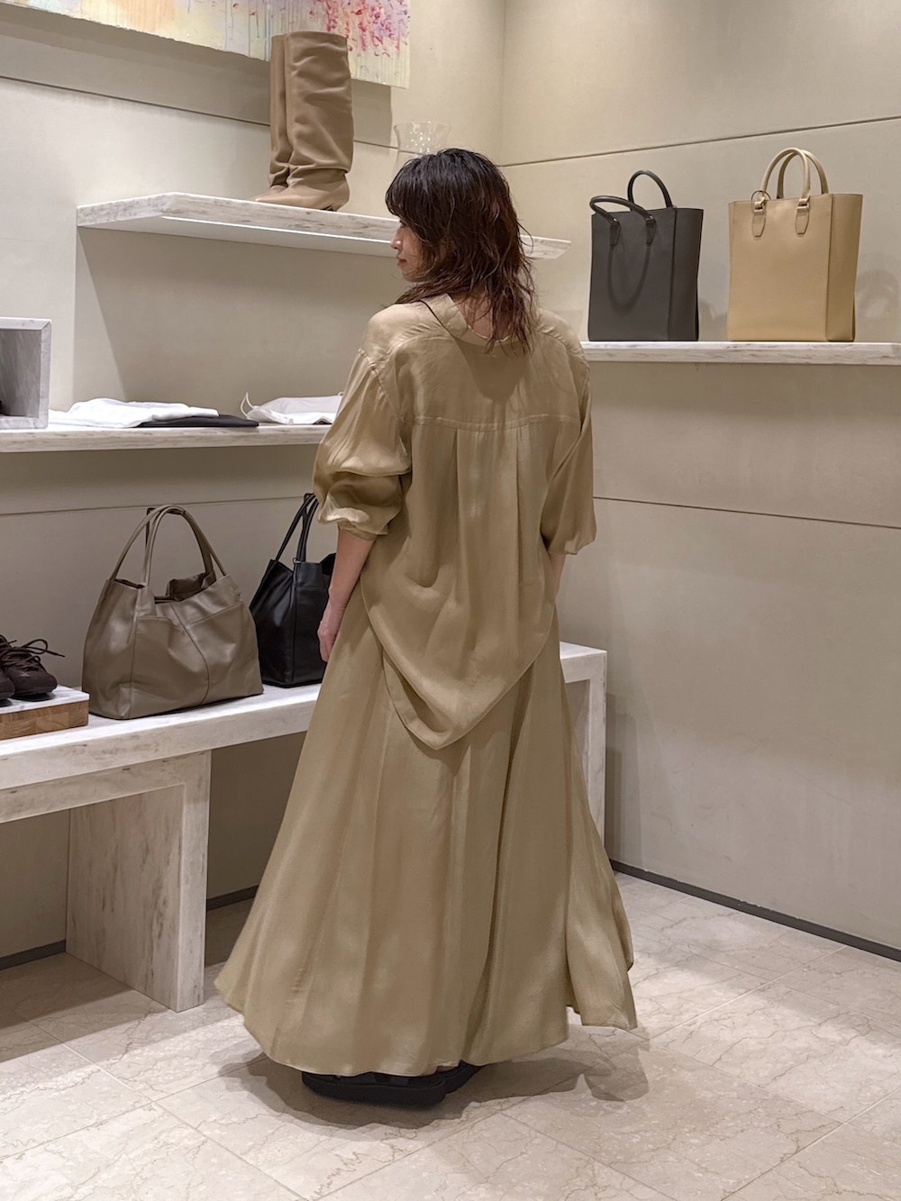 ベージュ系のスカート、ベージュ系のシャツ/ブラウス、ブラック系のサンダルを着用したレディースの春コーディネートの4枚目の写真