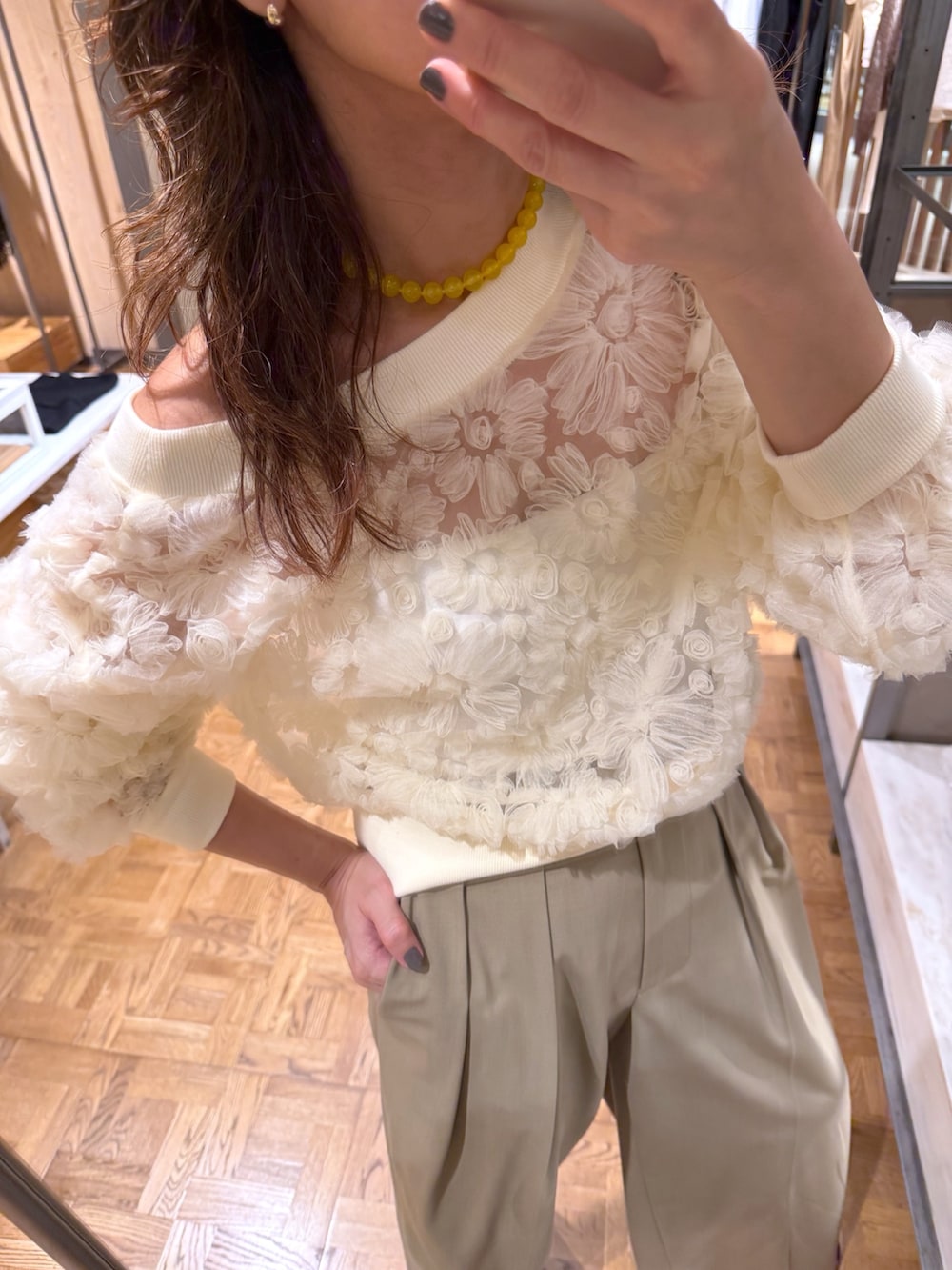 ホワイト系のカーディガン/ボレロ、ベージュ系のその他パンツ、ブラウン系のその他シューズを着用したレディースの夏コーディネートの2枚目の写真