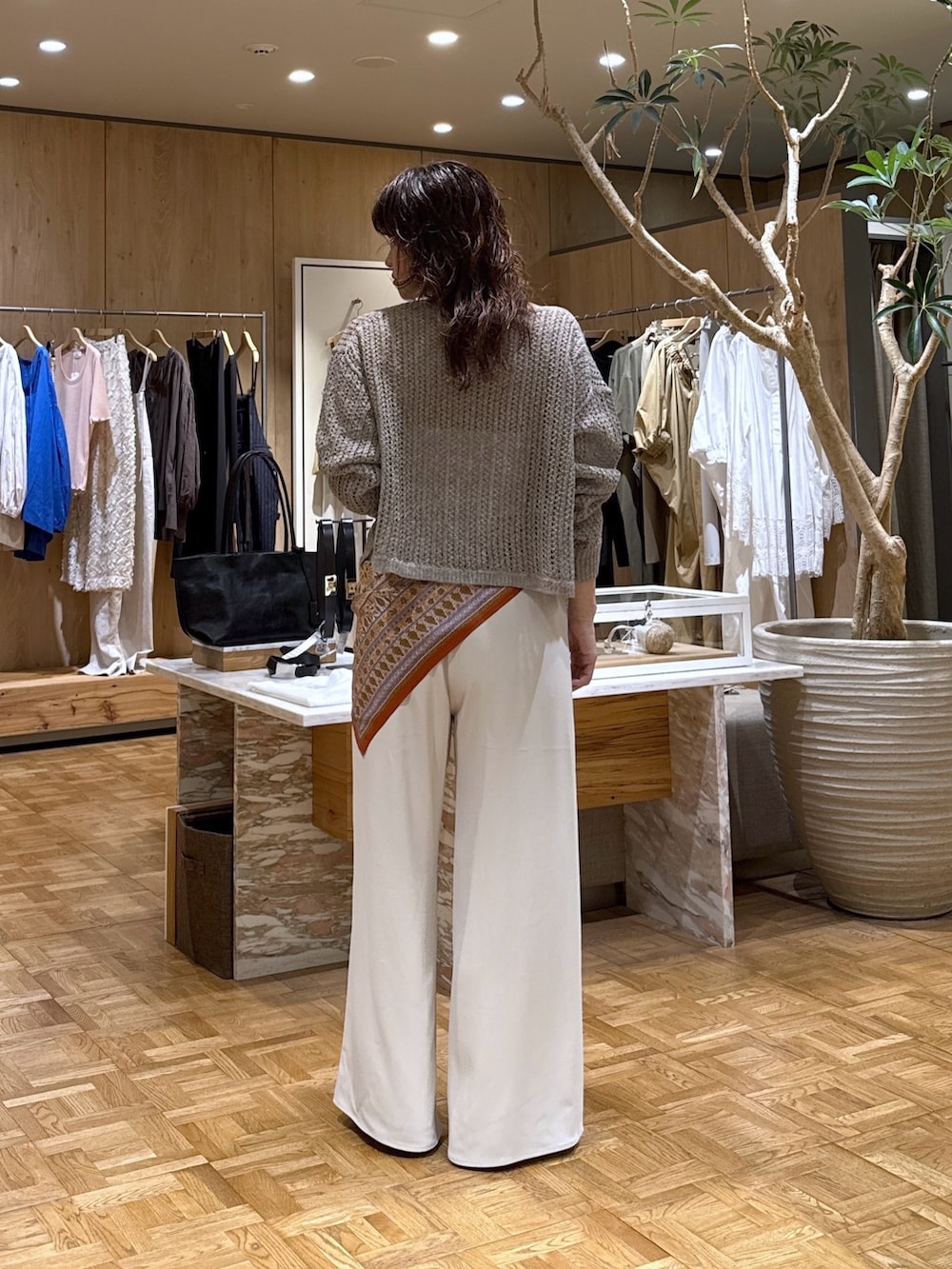 グレー系のパーカー、ベージュ系のその他パンツ、ブラウン系のその他シューズを着用したレディースの夏コーディネートの3枚目の写真