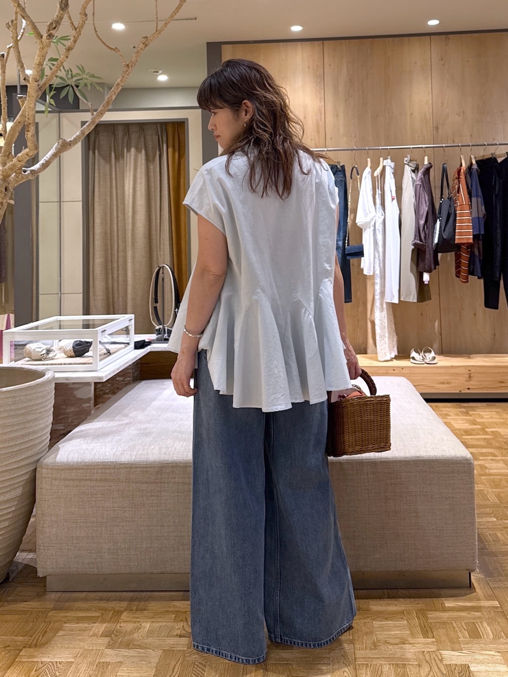 ブルー系のシャツ/ブラウス、ブルー系のデニムパンツ、ブラウン系のその他シューズを着用したレディースの夏コーディネートの2枚目の写真