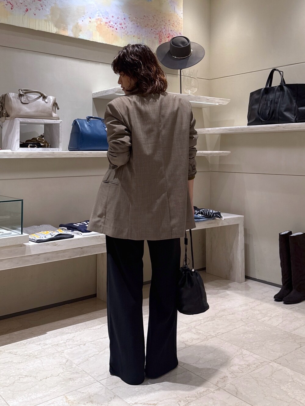 ブラック系のその他パンツ、ブラック系のトートバッグ、ブラック系のその他シューズを着用したレディースの秋コーディネートの4枚目の写真