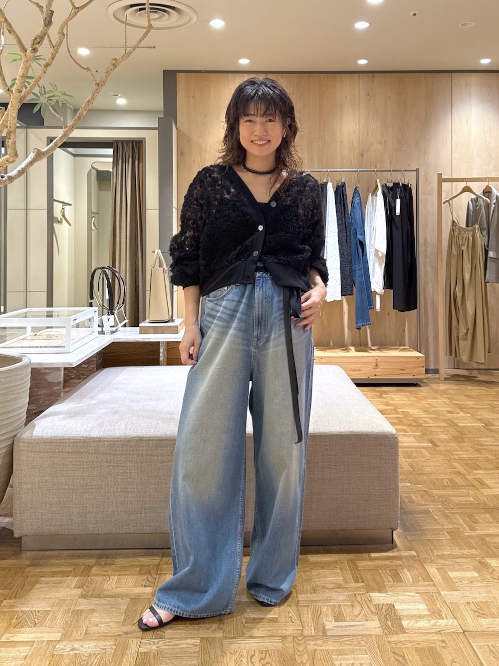 ブラック系のカーディガン/ボレロ、ブルー系のデニムパンツ、ブラック系のネックレスを着用したレディースの夏コーディネートの4枚目の写真