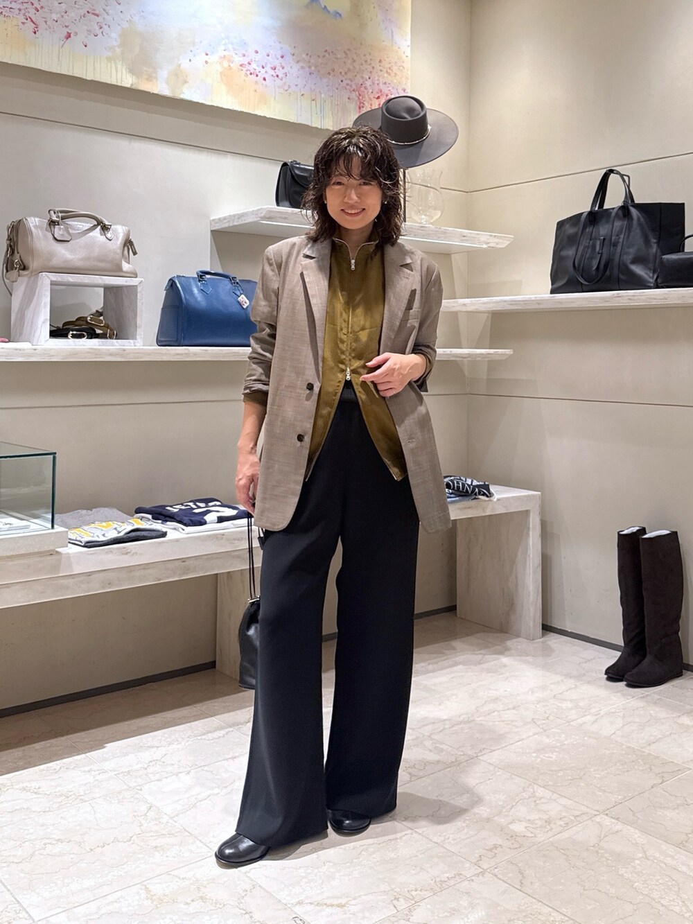 ブラック系のその他パンツ、ブラック系のトートバッグ、ブラック系のその他シューズを着用したレディースの秋コーディネートの5枚目の写真
