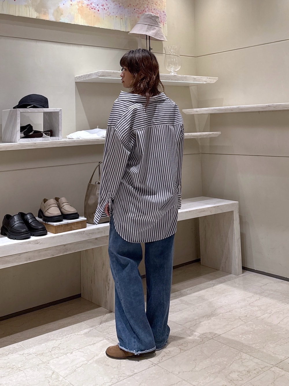 ブルー系のシャツ/ブラウス、ブルー系のデニムパンツ、イエロー系のローファーを着用したレディースの春コーディネートの3枚目の写真