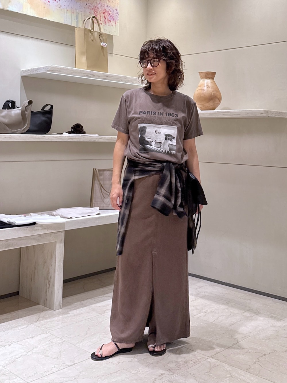 ブラウン系のTシャツ/カットソー、ブルー系のシャツ/ブラウス、ブラック系のトートバッグを着用したレディースの夏コーディネートの2枚目の写真