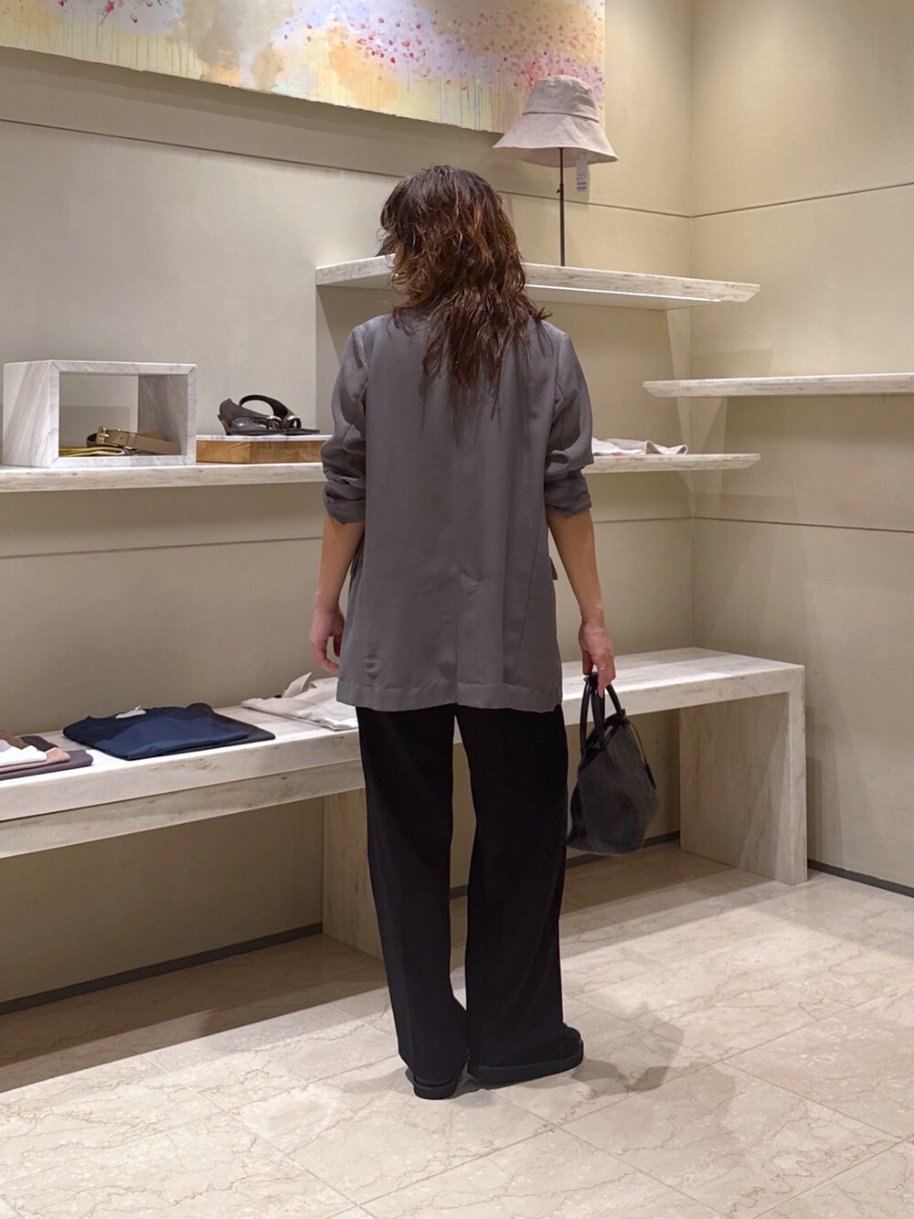 ブラック系のTシャツ/カットソー、ブラック系のその他パンツ、ブラック系のサンダルを着用したレディースの春コーディネートの4枚目の写真