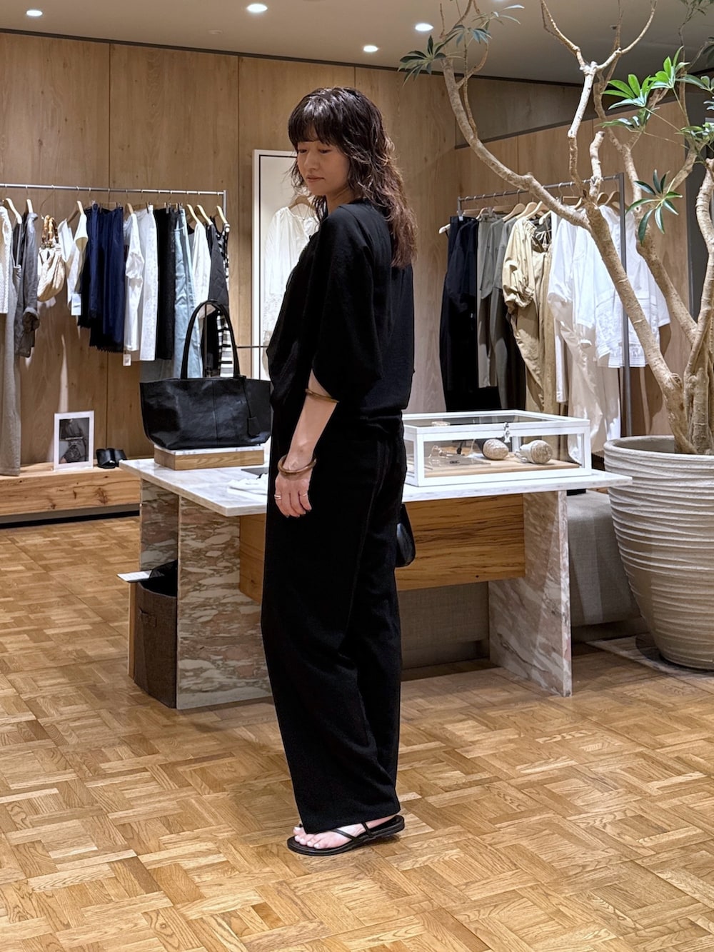 ブラック系のシャツ/ブラウス、ブラック系のその他パンツ、ブラック系のショルダーバッグを着用したレディースの夏コーディネートの2枚目の写真