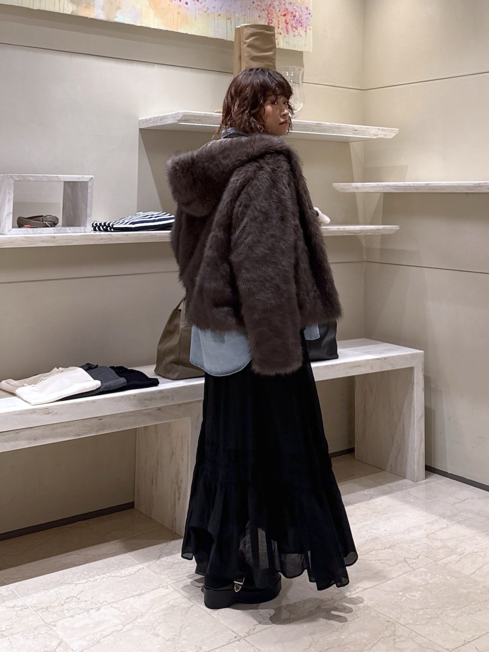 ホワイト系のTシャツ/カットソー、ブルー系のシャツ/ブラウス、グレー系のベストを着用したレディースの冬コーディネートの2枚目の写真