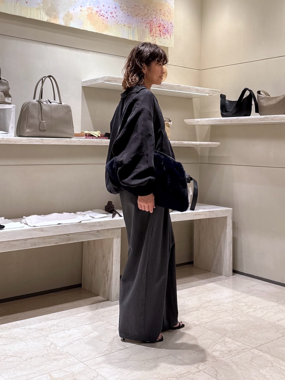 グレー系のその他パンツ、ブラック系のサンダル、ブルー系のトートバッグを着用したレディースの夏コーディネートの2枚目の写真
