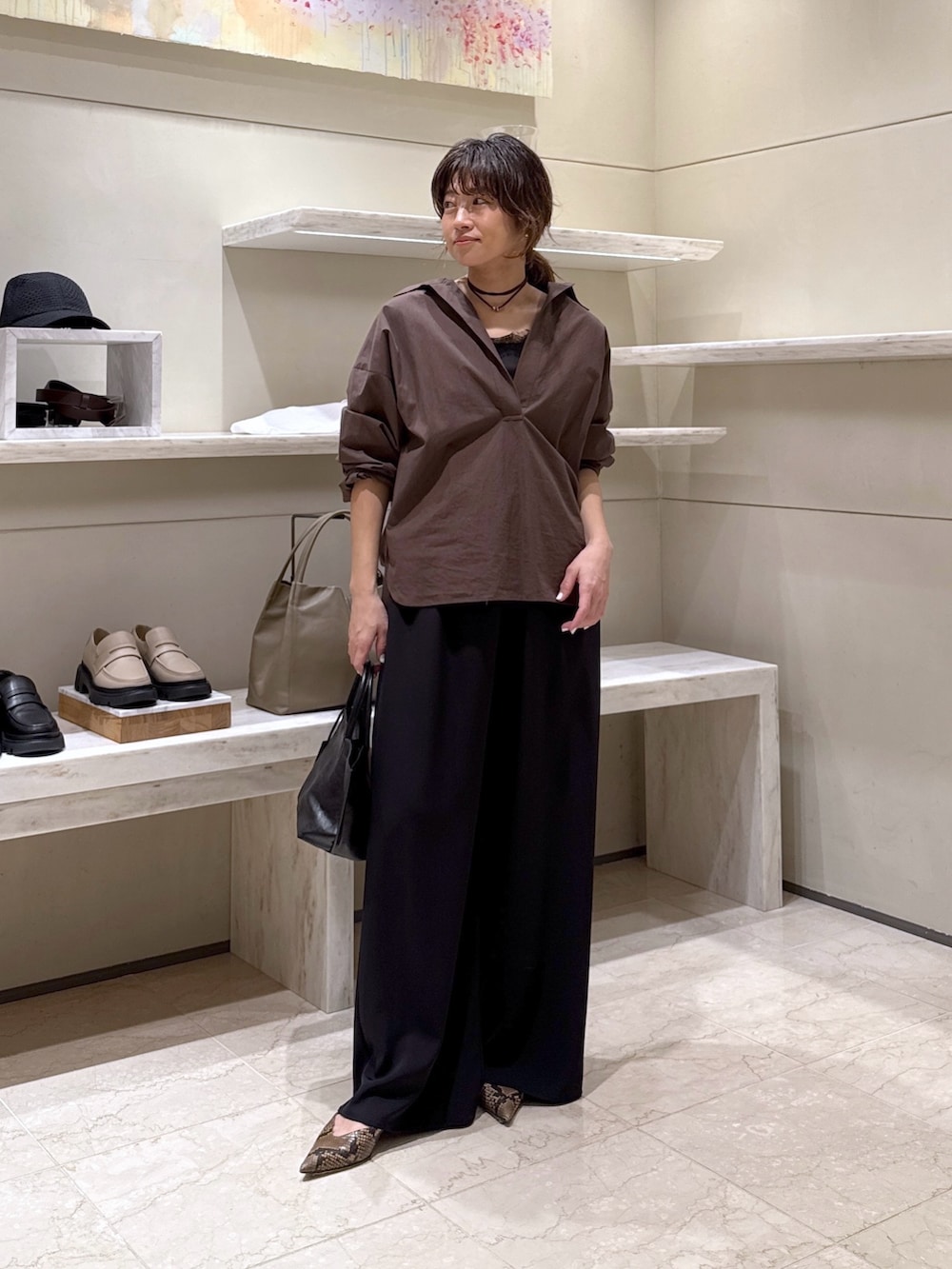 ブラック系のその他パンツ、ブラウン系のパンプス、ブラウン系のシャツ/ブラウスを着用したレディースの春コーディネートの3枚目の写真