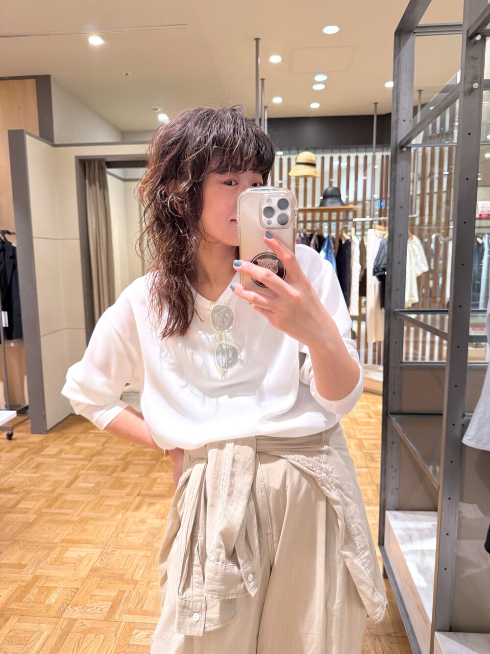 ベージュ系のシャツ/ブラウス、ベージュ系のその他パンツ、ブラック系のショルダーバッグを着用したレディースの春コーディネートの2枚目の写真