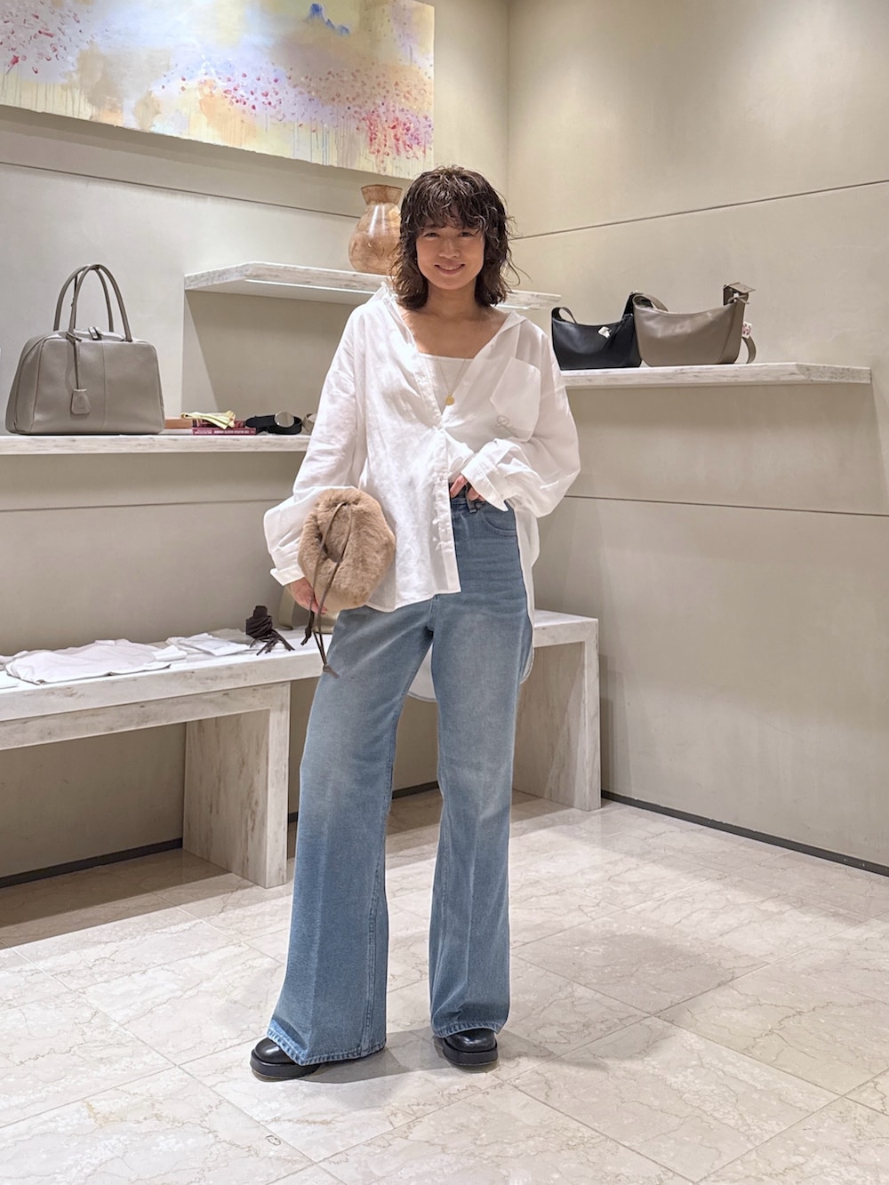 ブラック系のその他シューズ、ホワイト系のシャツ/ブラウス、ブルー系のデニムパンツを着用したレディースの夏コーディネートの4枚目の写真