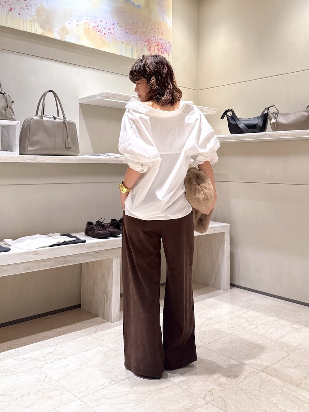 ホワイト系のシャツ/ブラウス、ブラウン系のその他パンツ、ブラウン系のスリッポンを着用したレディースの秋コーディネートの3枚目の写真