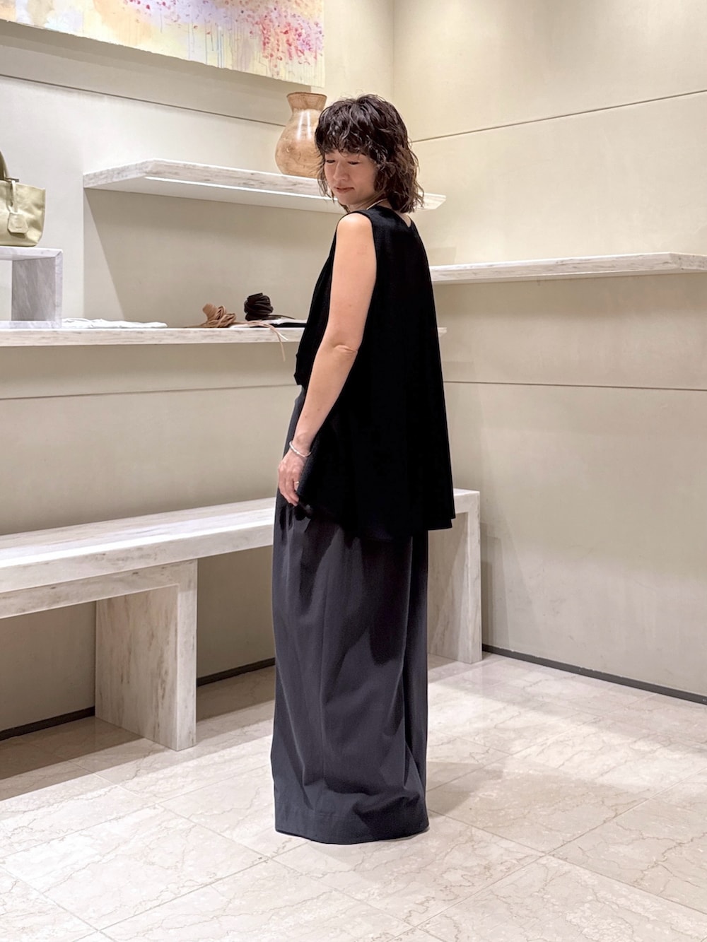 グレー系のその他パンツ、ブラック系のサンダル、ブラック系のTシャツ/カットソーを着用したレディースの夏コーディネートの2枚目の写真