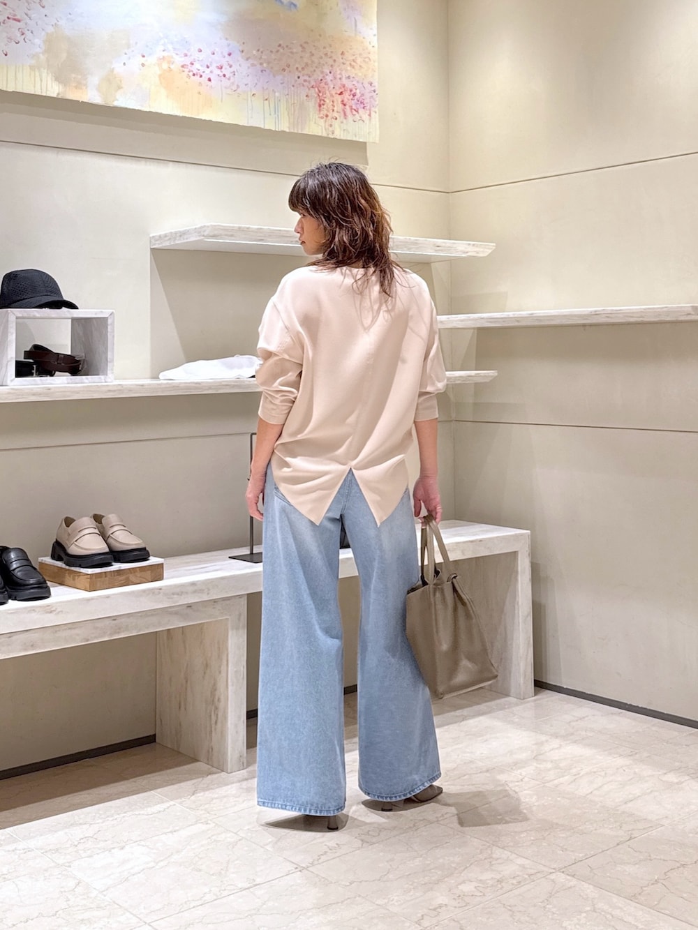 ブラウン系のサンダル、ブラウン系のトートバッグ、ベージュ系のシャツ/ブラウスを着用したレディースの春コーディネートの3枚目の写真