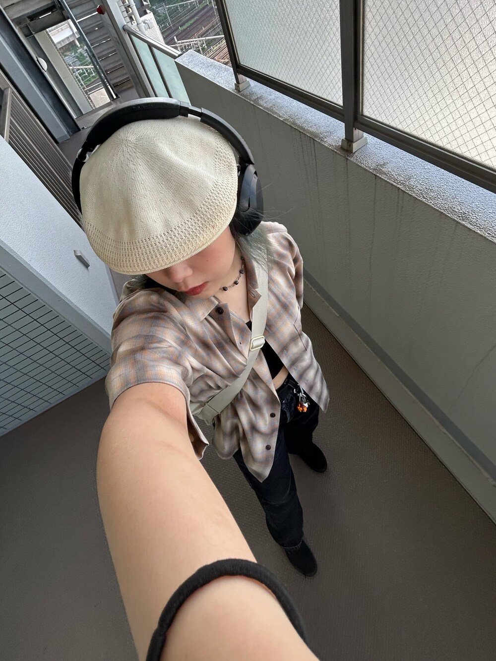 ブラック系のルームウェアを着用したレディースの夏コーディネートの5枚目の写真