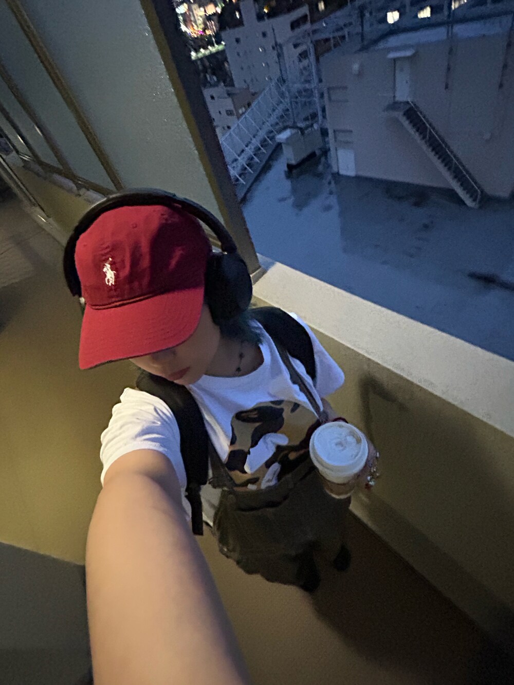 ブラック系のルームウェアを着用したレディースの夏コーディネートの2枚目の写真